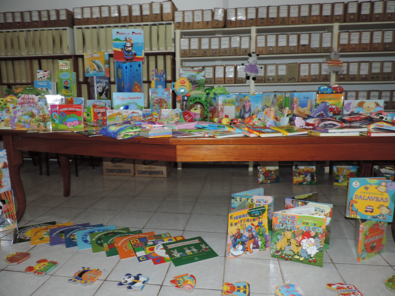 SMECD adquire livros de literatura para escolas municipais